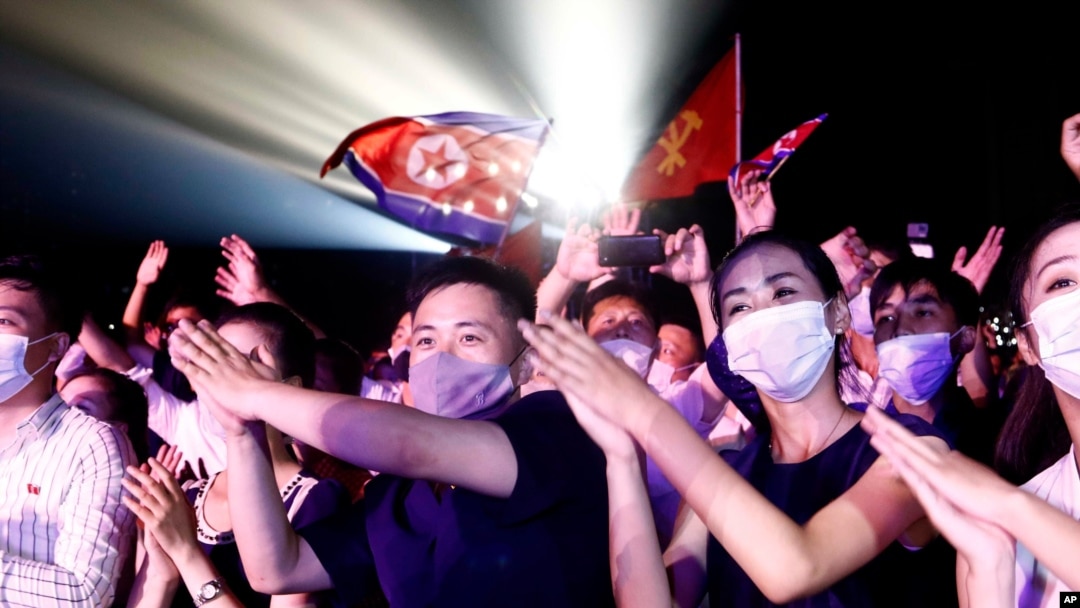 지난달 28일 북한 청년절을 맞아 평양 4.25문화회관에서 야외 경축공연이 열렸다.