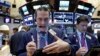 미국 경제의 중심지 월스트리트에 있는 뉴욕증권거래소(NYSE) 관계자들이 지난달 말 장중 시황을 점검하고 있다. 