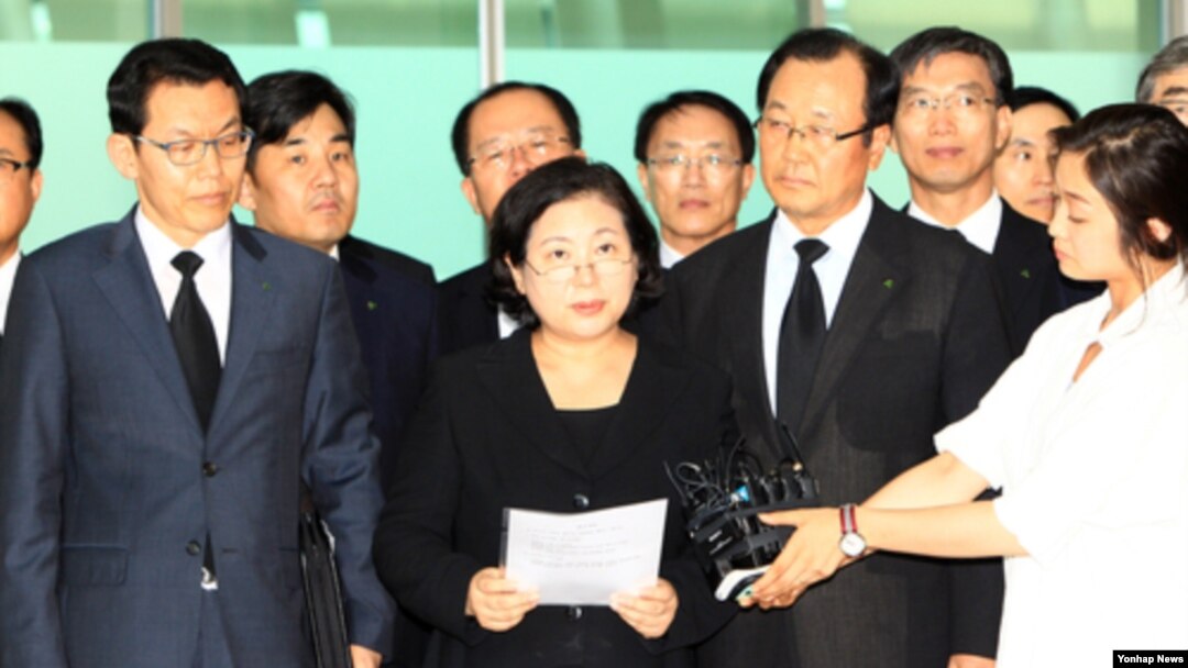 지난해 8월 금강산에서 열린 정몽헌 전 회장 10주기 추모식에 참석하기 위해 방북했다가 돌아온 현정은 현대그룹 회장이 동해선남북출입사무소에서 방북결과를 설명하고 있다.