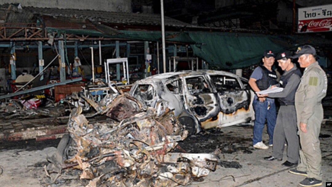 Thai security officers examine the site of a blast in Sungai Kolok, Narathiwat province, southern Thailand, September 16, 2011.