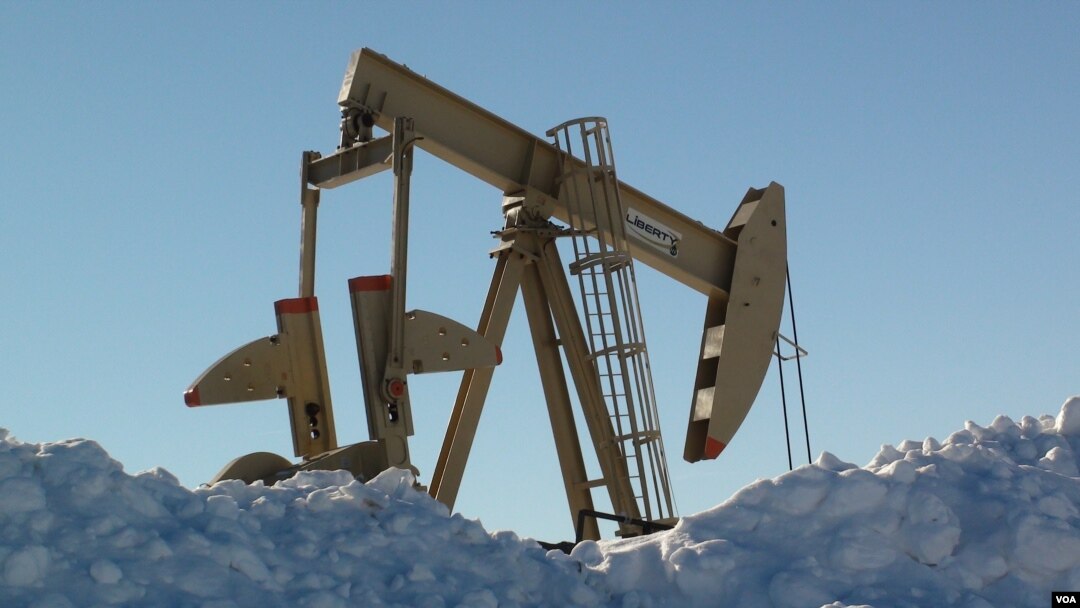 Oil pump jacks can be seen in Dickinson, North Dakota, December 4, 2016. (G. Flakus/VOA)