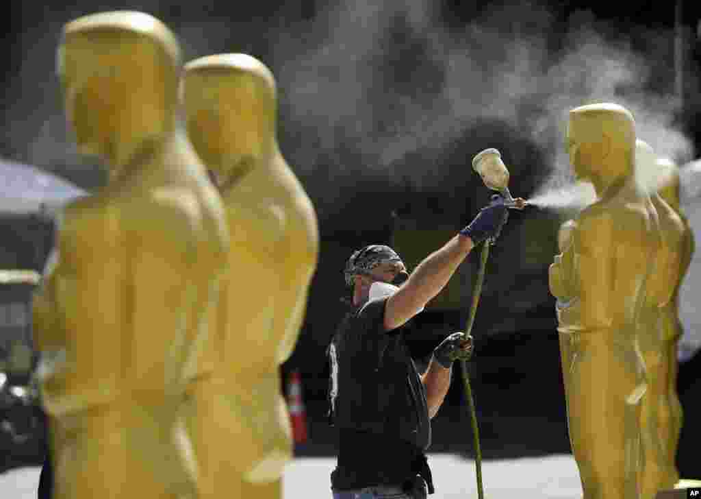 Scenic artist Rick Roberts of Local 800 paints Oscar statues for Sunday's 89th Academy Awards red carpet, near the Dolby Theatr in Los Angeles, California, Feb. 22, 2017.