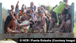 Wanawake wa Congo na watoto akiwasili katika kituo cha mpakani huko Chissanda, katika mkoani wa Lunda Norte, baada ya kukimbia mashambulizi yanayofanywa na wanamgambo katika mkoa wa Kasai, DRC, May 2017. © UNHCR / Pumla Rulashe