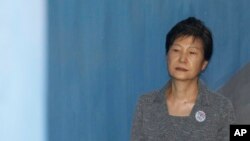 박근혜 전 한국 대통령이 지난해 8월 서울중앙지법에서 열린 속행공판에 출석하기 위해 호송차에서 내려 법정으로 향하고 있다. 