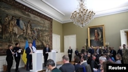 Waziri wa Ulinzi wa Ukraine Oleksii Reznikov na Waziri wa Ulinzi wa Ufaransa Sebastien Lecornu wakihutubia mkutano na waandishi wa habari kama sehemu ya ziara rasmi ya Waziri wa Ulinzi wa Ukraine, Hoteli de Brienne mjini Paris Januari 31, 2023.