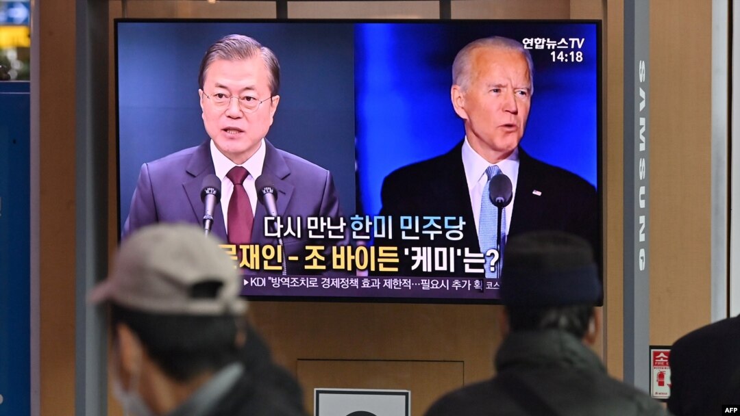 9일 한국 서울역 대합실에 설치된 TV에서 미국 대선 이후 미-한 관계에 관한 보도가 나오고 있다.