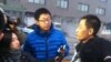 朱瑞峰1月28日应讯后接受守候在派出所外面的媒体采访。 （朱瑞峰）