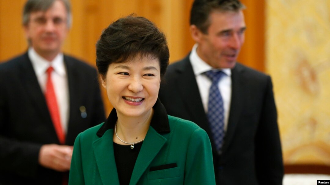 박근혜 한국 대통령(가운데)이 12일 청와대에서 아네르스 포그 라스무센 나토 사무총장(오른쪽)과 회담했다.