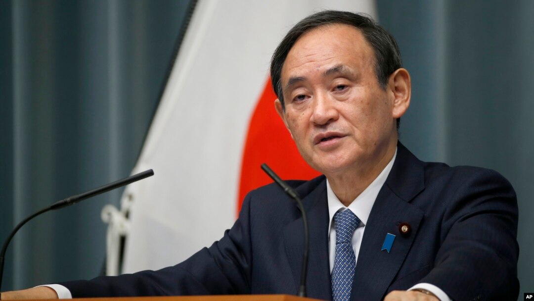 스가 요시히데 일본 관방장관이 10일 기자회견을 갖고 일본 정의 대북 독자 제재 결정을 발표하고 있다.