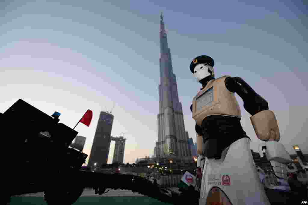 The world&#39;s first operational police robot stands at attention in Downtown Dubai, United Arab Emirates.