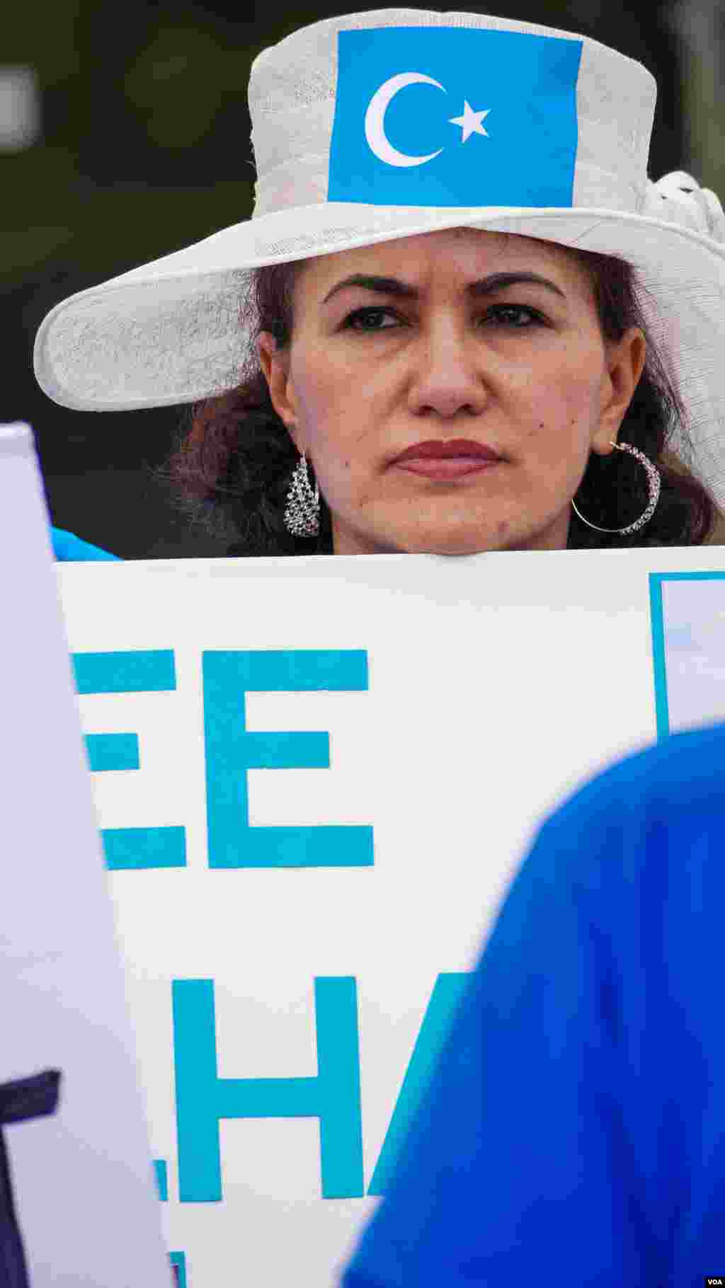 Uyg&#39;urlar Sharqiy Turkiston bayroqlarini ko&#39;tarib, Xitoy elchixonasi qarshisida bu davlatning uyg&#39;urlarga qarshi siyosatini qoralab, namoyish qilmoqda, Vashington, 3-avgust, 2014-yil. Odil Ruzaliev surati
