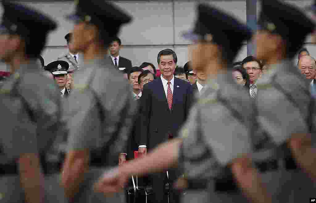 ဟောင်ကောင်အုပ်ချုပ်ရေးမှူး Leung Chun-ying ဆင်းပေးရေး ဆန္ဒပြတောင်းဆိုနေချိန် တရုတ်အမျိုးသားနေ့ စစ်ရေးပြအခမ်းအနား တက်ရောက်လာတဲ့ ဟောင်ကောင်အုပ်ချုပ်ရေးမှူး