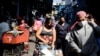 La gente compra en un mercado de productos frescos durante el brote de la enfermedad por coronavirus (COVID-19), en Ciudad de Guatemala, Guatemala, 21 de mayo de 2020.