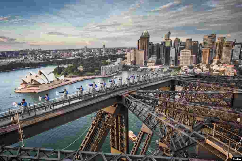 The Sydney Harbour Bridge and the Australian Academy of Tai Chi and Qigong host the first Tai Chi martial arts class over the country&#39;s largest city.