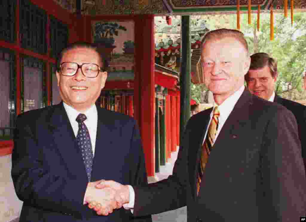 1997年6月5日,中国主席江泽民在北京中南海和美国前国家安全顾问布热津斯基握手