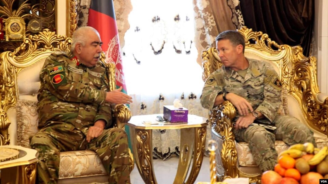 AQShning Afg’onistondagi bosh qo’mondoni general Skott Miller (o'ngda) va mamlakat prezidenti birinchi o’rinbosari o’zbek generali Abdul Rashid Do’stum. Juzjon viloyati, Afg'oniston, 2-dekabr, 2019. 