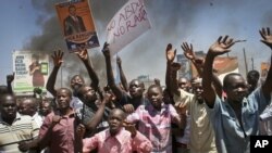 Residents take to the streets to protest the results of the Orange Democratic Movement primary elections the town of Kisumu in western Kenya, January 20, 2013. 