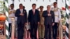 巴基斯坦新闻部发布的照片显示，中国主席习近平和巴基斯坦总统侯赛因（左）总理谢里夫（右）在伊斯兰堡的空军基地检阅仪仗队（2015年4月20日）