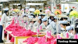 지난해 9월 개성공단 내 'SK어패럴' 근로자들이 제품을 생산 중이다.