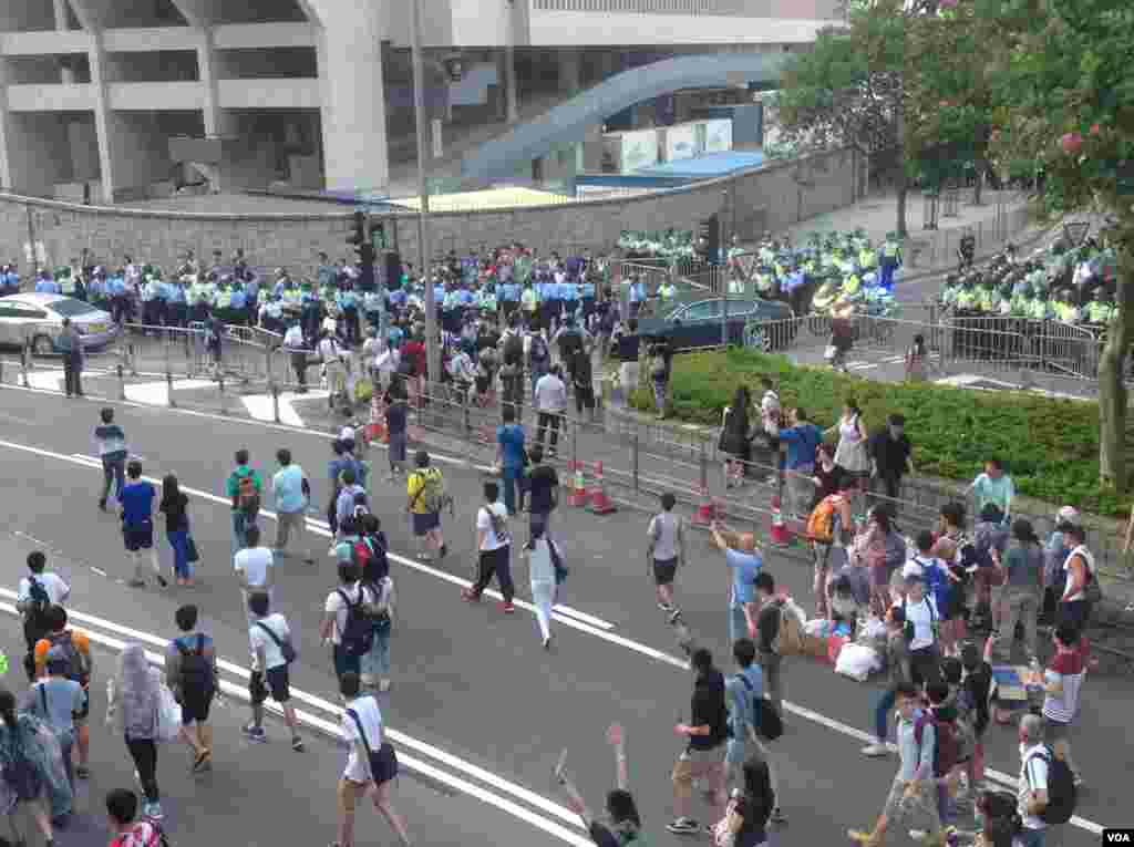 港人声援占中抗拒警方封锁中环金钟多处瘫痪（美国之音海彦拍摄）