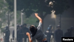 Demonstranti bacaju kamenice na policiju u Nanteru, predgrađu Pariza (Foto: REUTERS/Sarah Meyssonnier)