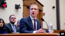 Засновник і керівник Facebook Марк Цукерберг під час слухань у Палаті представників Конгресу США щодо впливу соцмережі на фінансовий сектор країни, 23 жовтня 2019. AP Photo/Andrew Harnik