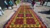 Una de las alfombras elaboradas por los fieles, como parte de la tradición católica guatemalteca.