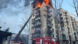 რუსეთის იერიშის შემდეგ მეხანძრეები ცეცხლის ჩაქრობას ცდილობენ. კოსტანტინივსკა, უკრაინა. 13 მარტი, 2025 წ.