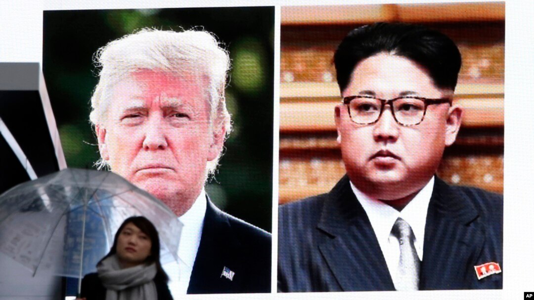 도쿄 거리의 대형화면에 도널드 트럼프 미국 대통령과 김정은 북한 국무위원장의 정상회담 관련 뉴스가 나오고 있다.