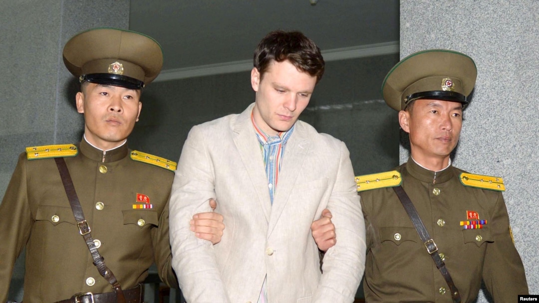 지난해 3월 북한 최고재판소가 북한에 억류 중인 미국인 대학생 오토 웜비어(가운데) 씨에게 국가전복음모죄로 15년 노동교화형을 선고 했다고, 관영 '조선중앙통신'이 보도했다.