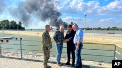 Міністер міністр оборони Румунії Анхель Тілвар, другий зліва, відвідує райони Румунії в дельті Дунаю поблизу українського кордону, де знайшли уламки безпілотника від нападів Росії на український дунайський порт. Середа, 6 вересня 2023 року. (Міноборони Румунії через AP)