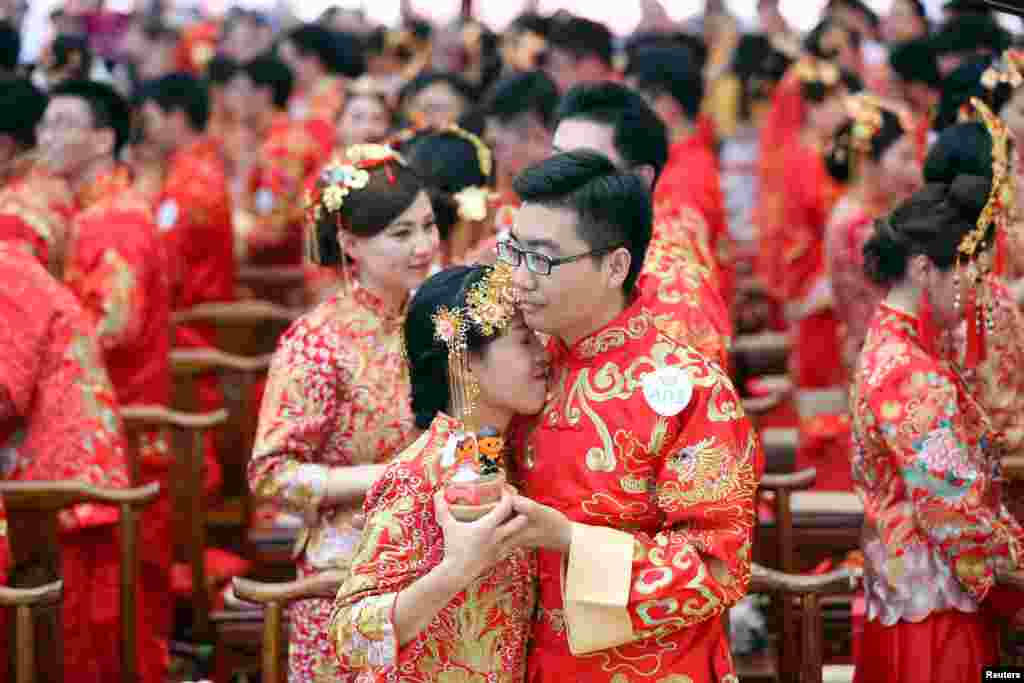 Alibaba employees attend a mass wedding at their headquarters in Hangzhou, Zhejiang province, China, May 10, 2017.